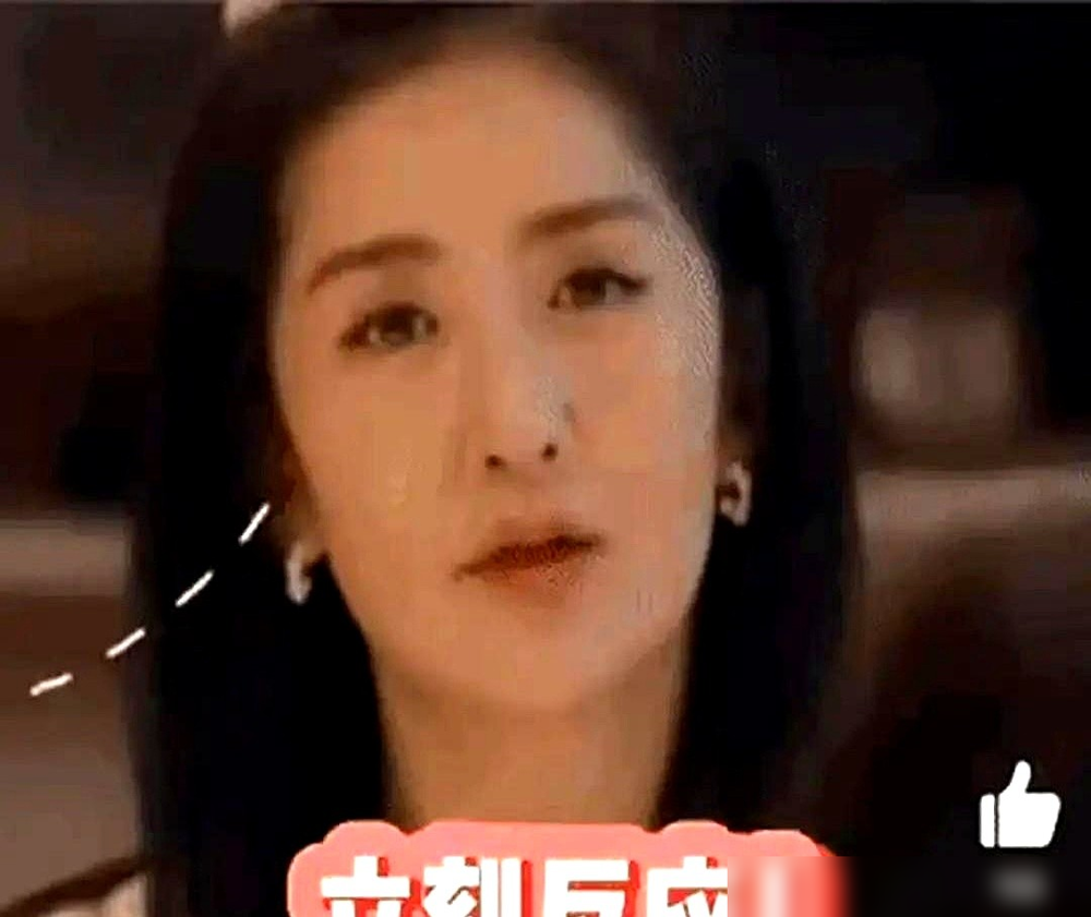 袁咏仪一句不喜欢，谢娜的脸当场就撂下来了。录着节目呢，一点没藏。
起因是袁咏仪聊《谁是凶手》，夸董子健演得好，顺嘴说女主演的那个角色太压抑，不喜欢。她没点名，可谢娜跟赵丽颖是互称大哥二弟的交情，立马接话：我们特别喜欢她。那意思很明白：你这话冲角色还是冲人？
袁咏仪反应也快，当场解释说的是角色，不