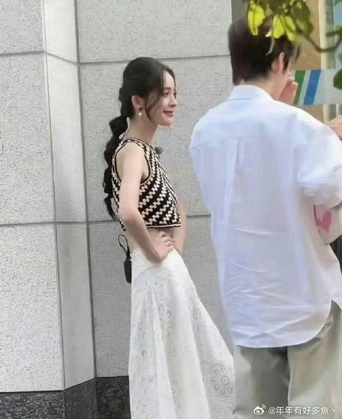 娜扎瘦得都快认不出了，胳膊细得像筷子一样，内娱也太卷了吧 ​