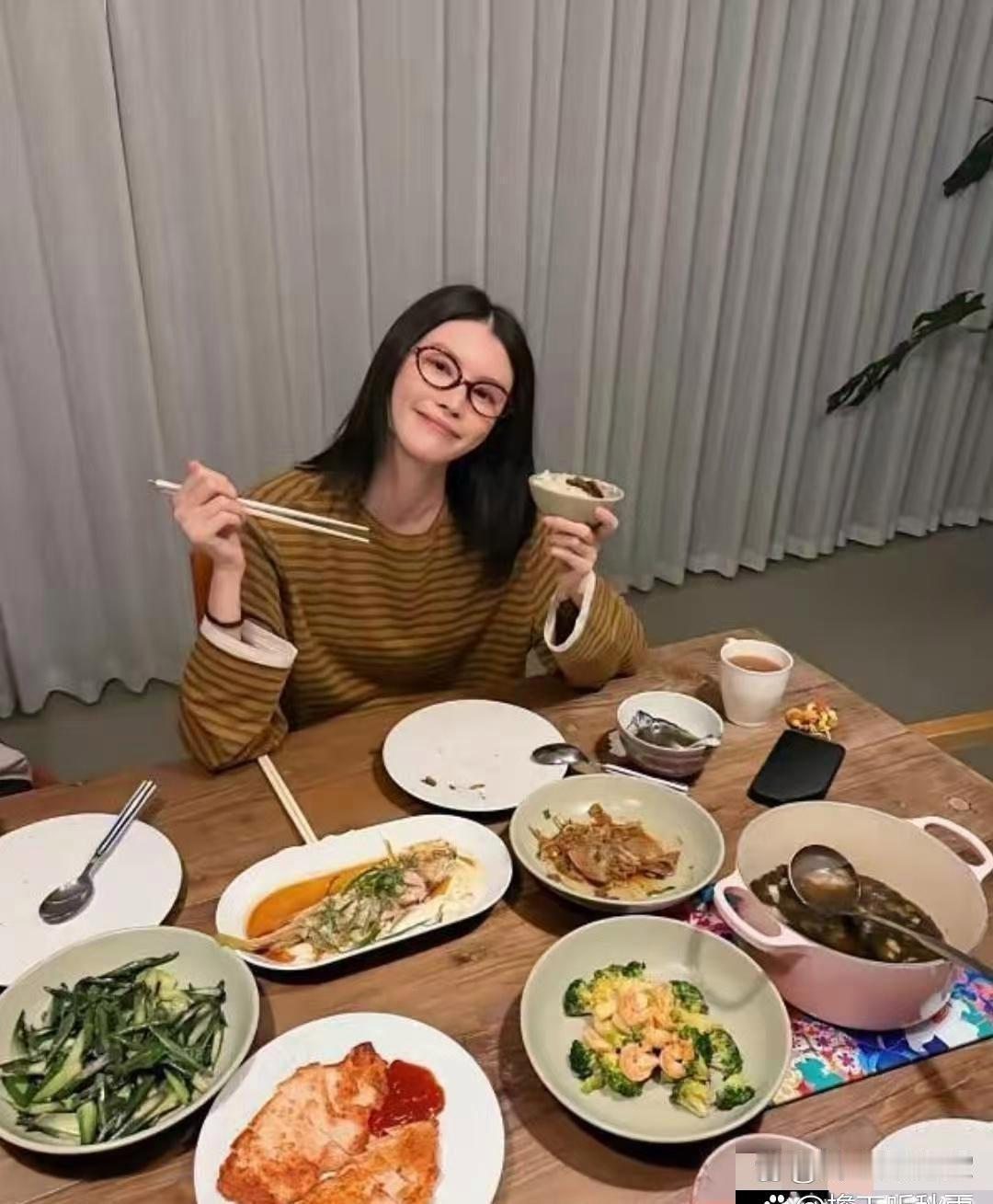 何穗晒出老公陈伟霆做的五菜一汤，甜蜜日常令人羡慕 ​