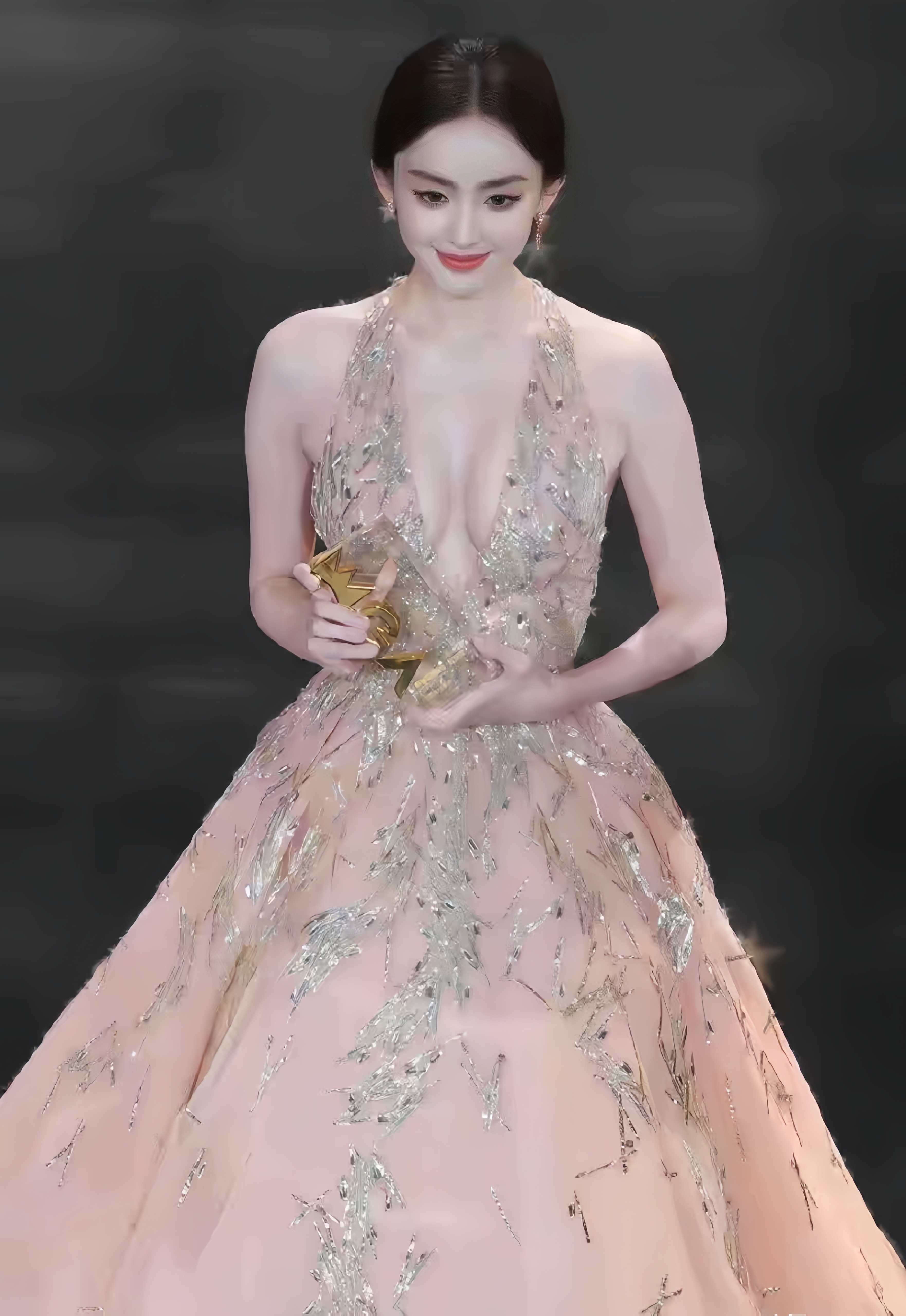 梦幻舞台上的优雅女神，闪闪发光的礼服惊艳全场！👗✨