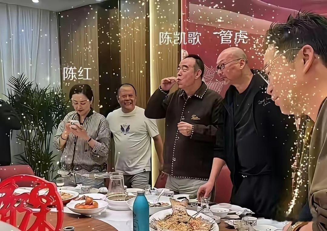 陈凯歌⁠组了个饭﻿‎局，演员们排着‎队等着挨个敬酒。 ​