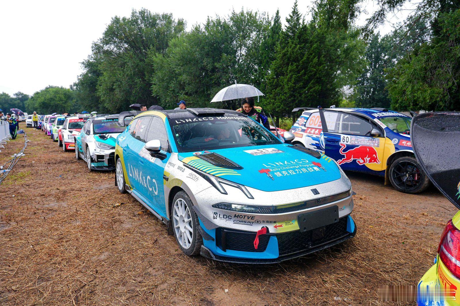 麋鹿85km/h的领克07GT，站上拉力赛是什么体验

85km/h、81km/h、80km/h，三个数字来自领克07GT、蔚来ET5T和奥迪A4 Avant的麋鹿测试成绩。领克07GT以85km/h的通过速度排在这组对比的前面。2026年8月28日，这台麋鹿测试成绩出色的量产车，以领克07GT拉力学院赛车的身份站上CRC怀柔站发车台，接受连续弯道 ​