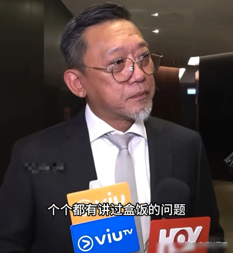 吴彦祖公开吐槽《九龙城寨之终章》剧组盒饭真的很难吃，还补了句，全组人都投诉过，屁用没有。他猜测可能便宜，或者有人亲戚承包了饭堂，最后只能自己带饭，宵夜连吃两晚麦当劳，说十几年没碰过了。
记者跑去问导演郑保瑞。导演说，我天天吃，觉得挺好吃啊。接着记者追问今天吃的是啥菜，导演卡住了，说不知道。
一边