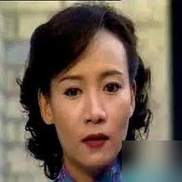 84年TVB选阿珂，吴君如和刘嘉玲都去试了，最后给了20岁的商天娥。结果一播出，观众全在骂，说这张脸扛不住“七个老婆里最绝色”的人设。后来梁小冰再演，才把口碑掰回来。
这事搁现在看挺残酷，但当年TVB就是这么押宝新人。
如今商天娥63了，丁克，半退休。跨年还跟邓萃雯她们重聚合唱，吉隆坡被粉丝偶遇