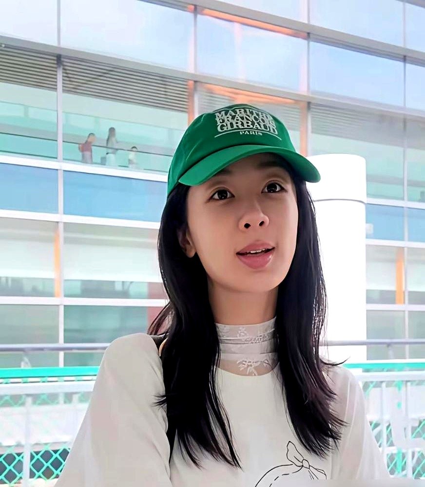 女明星敢把无滤镜素颜怼脸照发出来，杨紫这波操作确实少见。

今年1月份，杨紫结束海南的行程后，直接在微博开了个素颜直播。照片没开美颜，皮肤纹理和透亮感看得一清二楚。

平时在上海、北京机场，她也是一身低调打扮，素面朝天地被路人拍下生图。网上有人拿这些生图和工作室的精修图做对比，说看着有落差。

但人