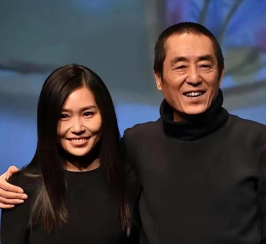 张艺谋这辈子最拿得出手的镜头，不是奥运会开幕式，是2008年把女儿从纽约接回家的那一次。那年张末25岁，嫁给美国人托维两年，这段婚姻后来以家暴和出轨收场。2009年张艺谋起诉爆料人，律师承认家暴确有其事，只是被夸大了。我留意到一个细节：当年他其实是反对这门亲事的，专程飞去美国劝，后来被女婿买大衣、生