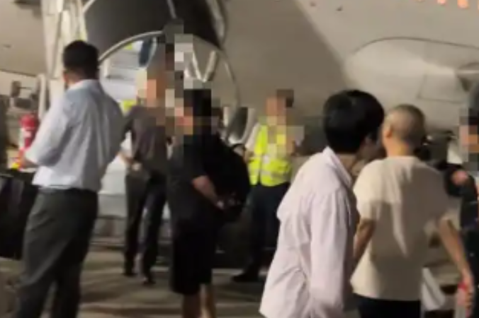 整趟航班全程平安无事，飞机落地、舱门打开，大家正准备下机，随身充电宝突然窜出明火！

9 月 15 日晚上，湖南航空 A67776 航班，从成都天府机场飞往长沙。22 点 11 分，飞机稳稳落地，停在停机位，舱门已经完全打开，旅客排着队，准备走出客舱。

所有人都以为这趟旅途平安收官，危险却在最后一