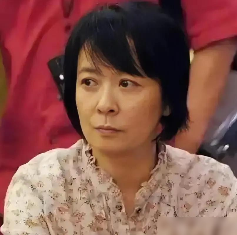 2005年王京花从华谊走人，陈道明、刘嘉玲、胡军全跟着撤了。
华谊那边脸都绿了，会议室里当场对峙。王京花不急，丢下一句：想跟我走的走，想留的留。
结果几十号一线艺人，全上了她的大巴。违约金？她扛。新东家旧楼破得很，艺人们没一个抱怨。
陈道明管她叫花姐，说过一句：她是真正懂演员的人。早前给他当助