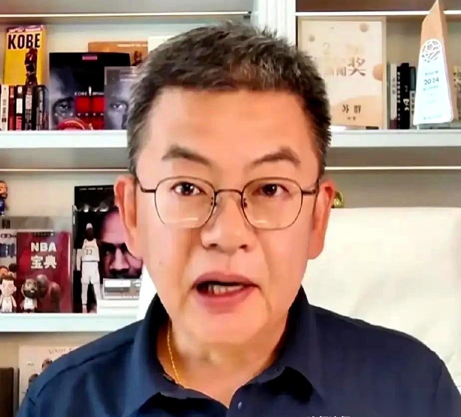 苏群的一段公开爆料，把李月汝缺席女篮世界杯的底牌彻底掀开了。
网上那些说她“刻意避战”、“不想出力”的猜测，全被这几句实话砸得稀碎。
真相一点都不复杂，甚至有些滑稽：快递寄丢了。
事情的脉络直白得没有任何弯绕。
李月汝当时在美国打职业联赛，接下来的行程是去德国打世界杯。
她拿过自己的私人护照一看，里