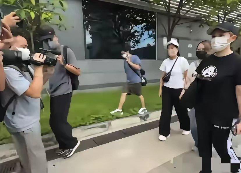 钟丽淇情况不容乐观啊，闺蜜们轮番探望，感觉她们都快哭了……
自从钟丽淇突然住进ICU后，外界就一直很关注她的健康。
先是闺蜜梁靖琪带着外卖探望，又是丈夫语无伦次的发声，接着是姚乐怡，汤盈盈还有周家蔚结伴探望。
姐妹几人都穿着朴素，整体以黑白为主色调，媒体镜头下，脸上难过的表情藏不住。
 ​