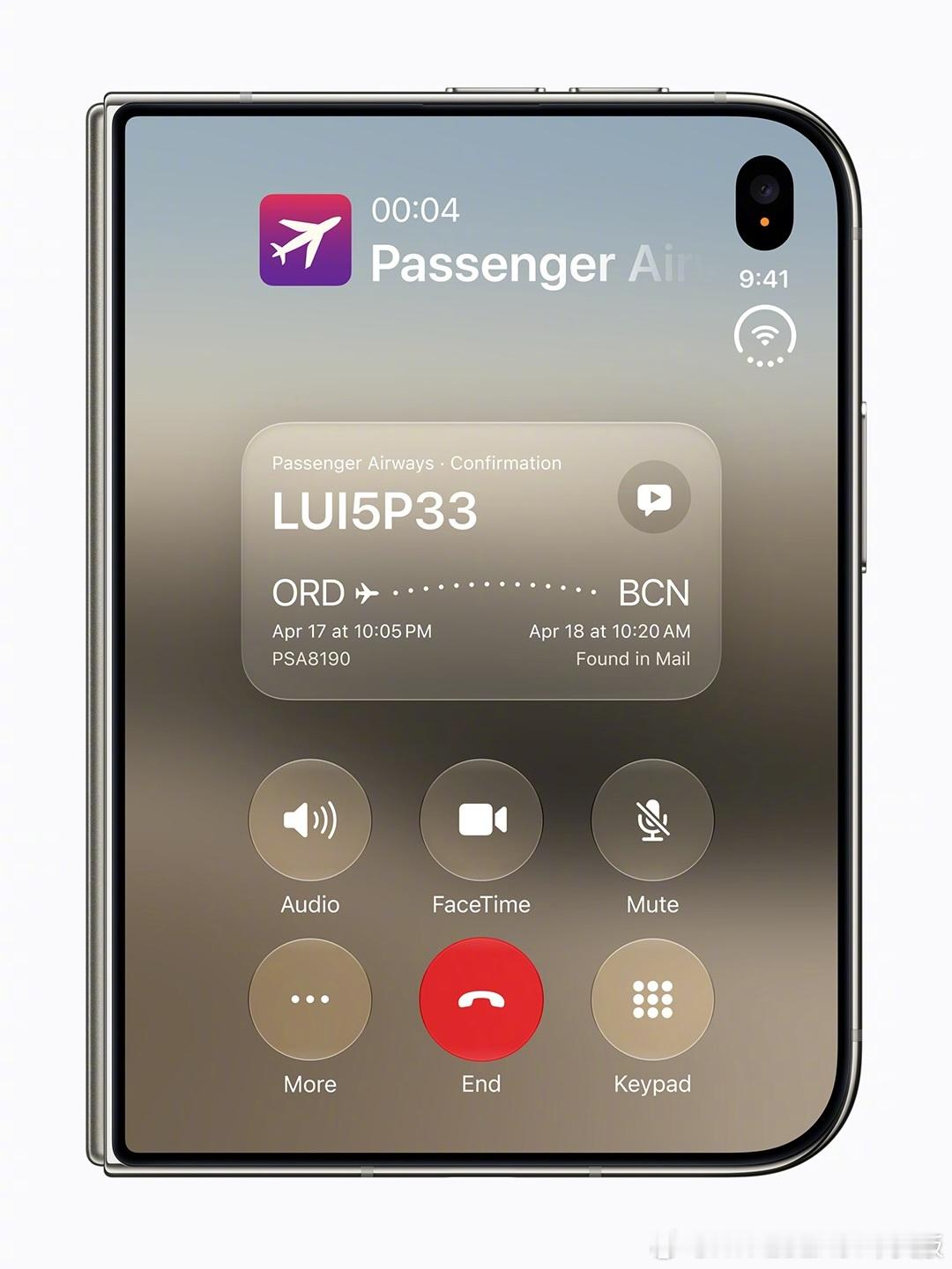 【iPhone 终于开始玩「叠叠乐」了】

传闻已久的 Apple 首款折叠手机 iPhone Duo 正式亮相！

新机外屏采用便于单手操作的 5.4 寸设计，展开后则化身为 7.6 寸的无缝大屏幕，并特别加入纳米纹理涂层以减低反光与折横的视觉感。机身选用 5 级钛金属，结合精密设计的 3D 打印铰链与陶瓷玻璃，将工业级耐 ​