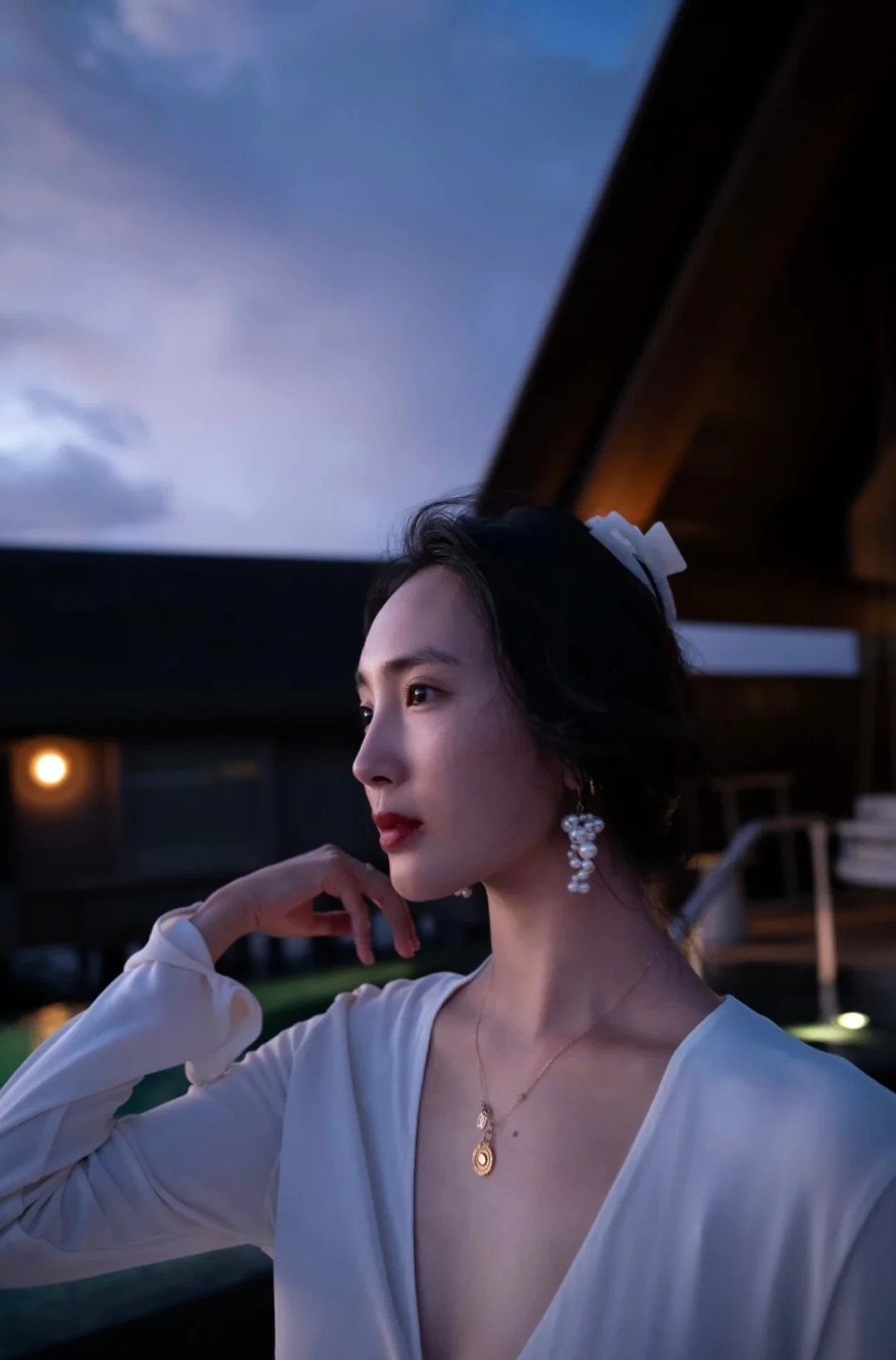 王紫璇海边日落氛围大片，一袭白裙，轻柔唯美。