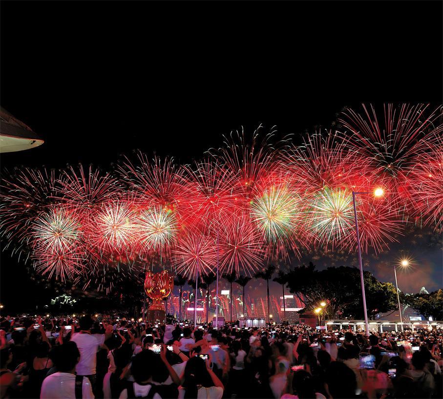 #人人人香港国庆烟花秀人人人# 38万人一起见证香港献给祖国的浪漫

为庆祝中华人民共和国成立77周年，昨日国庆日全城洋溢着一片节日欢乐气氛。31,888枚烟花在维港两岸约38万人的欢呼声中分8幕绽放出万道光芒，它们时而像盛开的金色巨菊，倾泻下满天星雨。

昨日傍晚6时两岸已逼爆，不少市民提早数小时 ​
