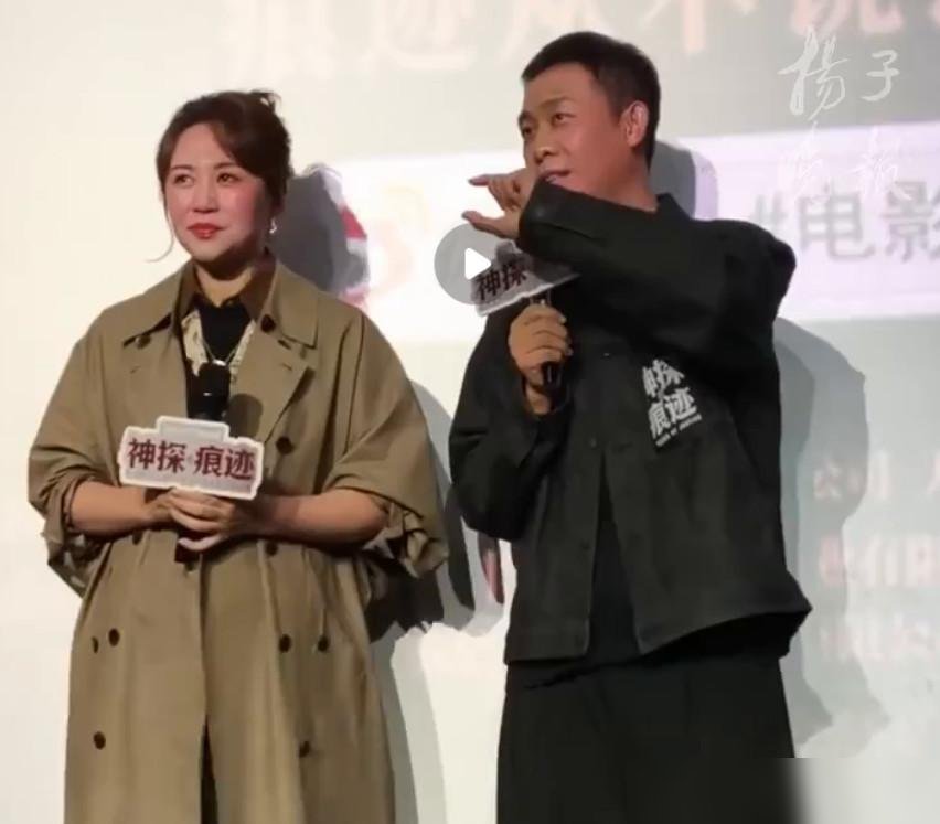 张译马丽夸陈飞宇“炸裂”，评论区却都在问：这夸的是演技，还是陈凯歌的面子？
长沙路演，陈飞宇第一次演反派，马朝阳。张译、马丽轮番夸，词儿不重样。
可陈飞宇自己说，他爸妈陈凯歌、陈红看完片，直接被他的反派造型吓住了。亲爹亲妈没夸演技，先被脸吓一跳。
张子枫也在网上喊被“吓到”，陈飞宇回她“多看几