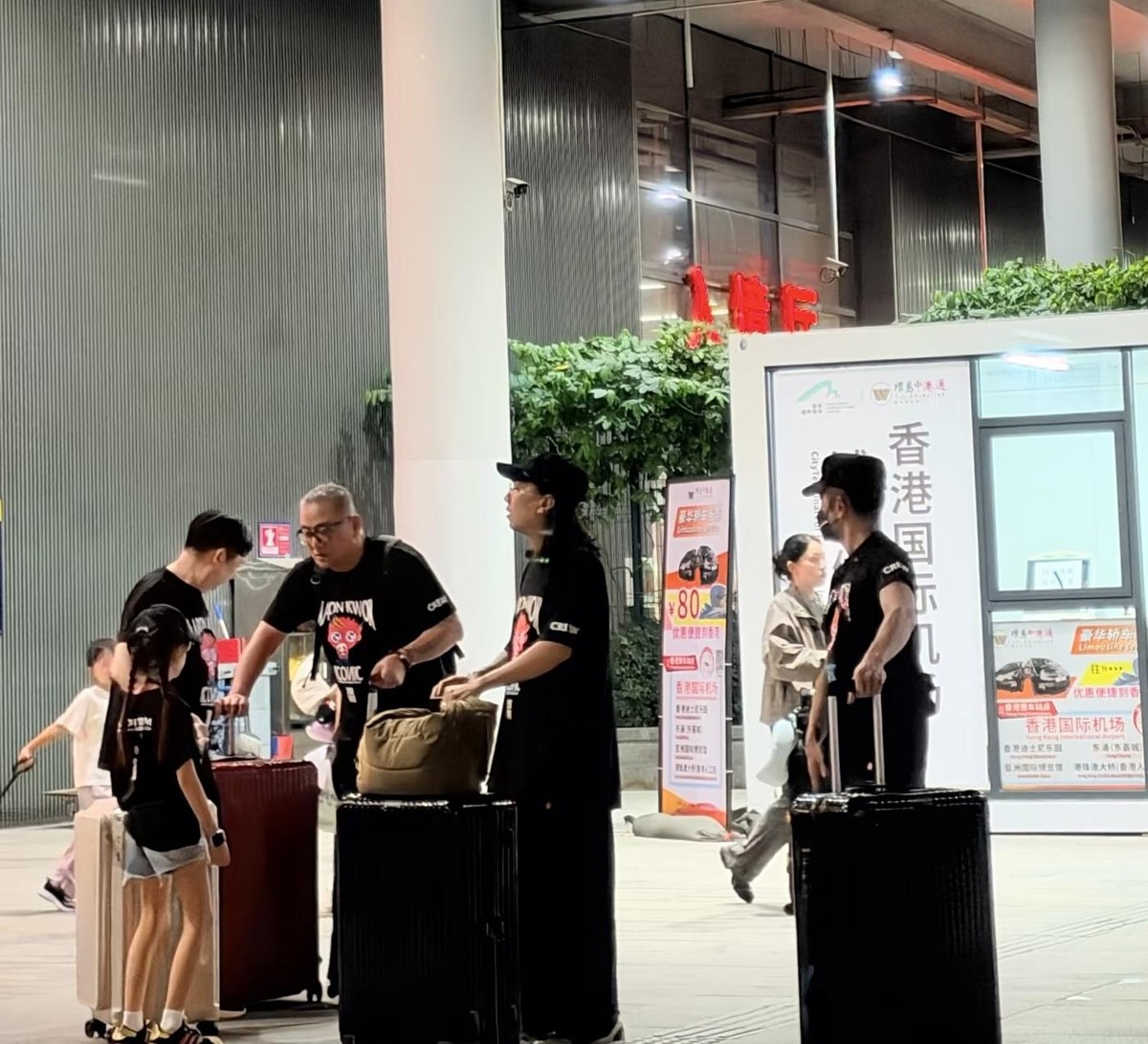 郭富城深夜过关被偶遇，深圳演唱会一结束就带着女儿和岳父赶回香港。细节扒出来更戳人：他早把方媛爸妈从安徽老家接到香港，直接在附近租房安置，月租不菲，开销全包。注意，是租房不是送房，但这份心意反而更真实——愿意长期承担，还把老人带在身边，走到哪跟到哪。说白了，疼老婆的最高境界，就是把她的家人也当自己人。