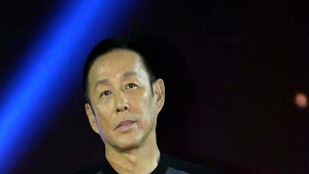陈道明捏着手卡，当着全场人的面，挨个点名巩俐的“丈夫们”。

台下坐着半个电影圈，他一本正经地念出姜文、葛优，最后落到自己身上：从《红高粱》《活着》一路数到《归来》。巩俐坐在第一排，当场捂着脸笑得直弯腰。

没半点油腻，全拿几十年的硬核作品说话。这种玩笑，整个华语影坛也就陈道明敢当面开，巩俐乐意接着