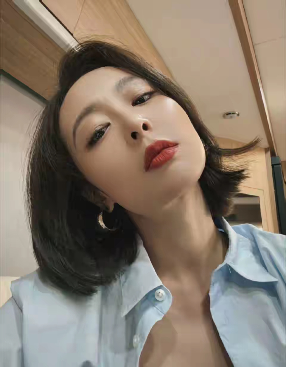 高叶经典造型，从容姿态尽显魅力