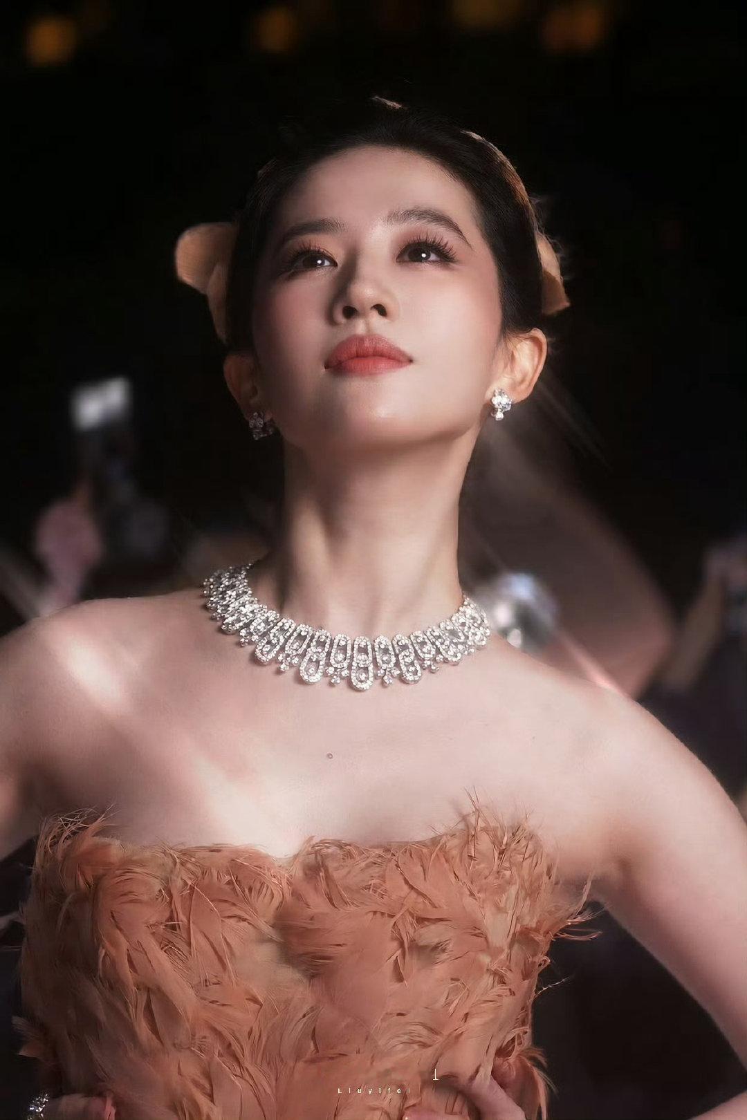 #刘亦菲第二套# 爱刘亦菲的风华绝代，更爱刘亦菲的敬业仗义#刘冲内场左边刘亦菲右边迪丽热巴# ​