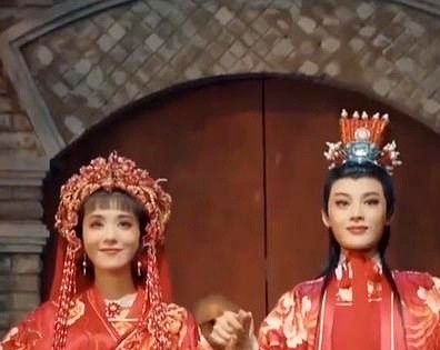 路演台下吵成一锅粥，台上十几年搭档连个眼神都不敢交汇。

路演现场粉丝互呛，逼得茅威涛当场夺过话筒压场子。台上站着的陈丽君和李云霄，只能硬生生掐断互动，刻意避嫌。

从08年进小百花到新龙门客栈出圈，十几年唱念做打磨出的默契，硬是被台下的唾沫星子逼得强行解绑。

李云霄转头扎进九斤姑娘剧组，顶着高烧