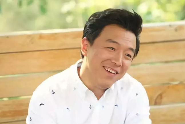 一

9月3日，52岁演员黄渤在社交媒体发布视频，自曝因骑车时分心，在家门口摔倒，导致锁骨骨折，目前正在住院治疗。视频中，他调侃自己“跟拍戏一样”，语气轻松，但伤势不轻。

二

黄渤随后发文回应网友关心，称“这回算是用自己的锁骨换了个提醒”，强调骑车千万不能一心二用，要一心一意。他同时表示，不会因