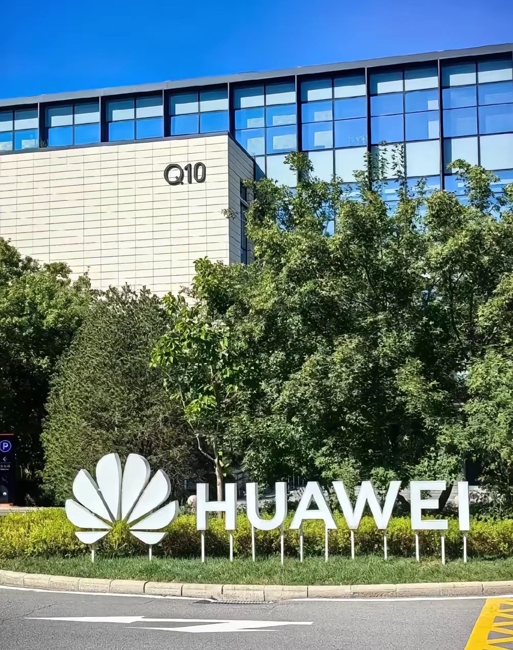 中国最有名的10大民营企业：
​第一名：华为。
​不上市，不融资，不炒房。一年砸一千多亿搞研发，硬是把5G和芯片搞出来了。美国制裁它，它掏出一个鸿蒙；断供芯片，它自己造。这不是公司，这是一口气，憋着往上走的那口气。你可以不买它的手机，但你不能不敬它是条汉子。
​第二名：阿里巴巴。
​让天 ​