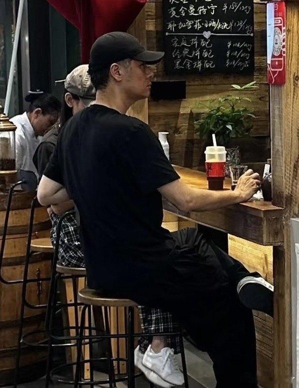 41岁孙骁骁送完娃，扭头跟46岁任重钻进小馆子，背影少女得让人不敢认，这俩人把日子过成了很多人羡慕的样子 ​