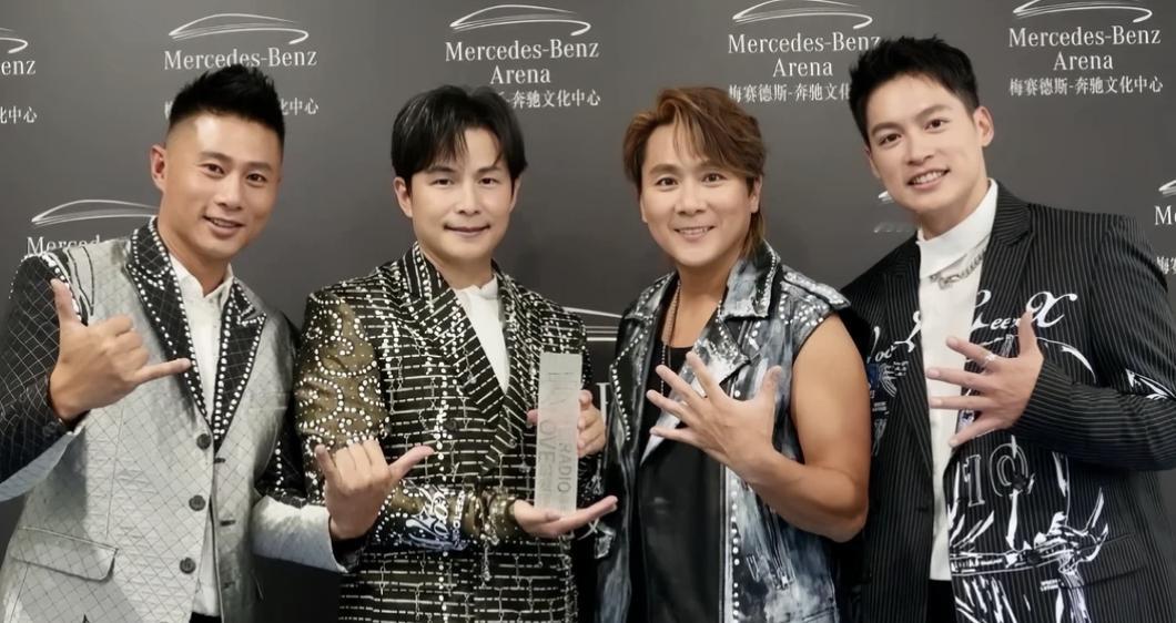 成员互殴、抢资源争C位、撕破脸的5566，时隔25年又出来割韭菜了？最近5566要出来开巡演了。这次准备很充分，新单曲 +《NEVER DIE》首次世界巡演 +成员小刀正式回归 + 四人重新练歌练舞 + 全新团体造型 + 新Logo。看着团魂满满，但最抓马的是团里最红的王少伟没来，剩下一堆糊咖出来割韭菜。随着这几年老团重启卖情怀很常见，但5566出来卖情怀就有点诡异了。毕竟这个抓马程度与飞轮海不相上下的团，不仅出过团队成员互殴、资源分配不均、最火成员离队加入新团、这次为了凑齐4人组，甚至不得不把早已离队的成员叫回来充数的抓马事迹。这些年情怀饭确实很好吃，但如果这“虚假的兄弟情”是碗馊饭，也没必要吃了吧。5566