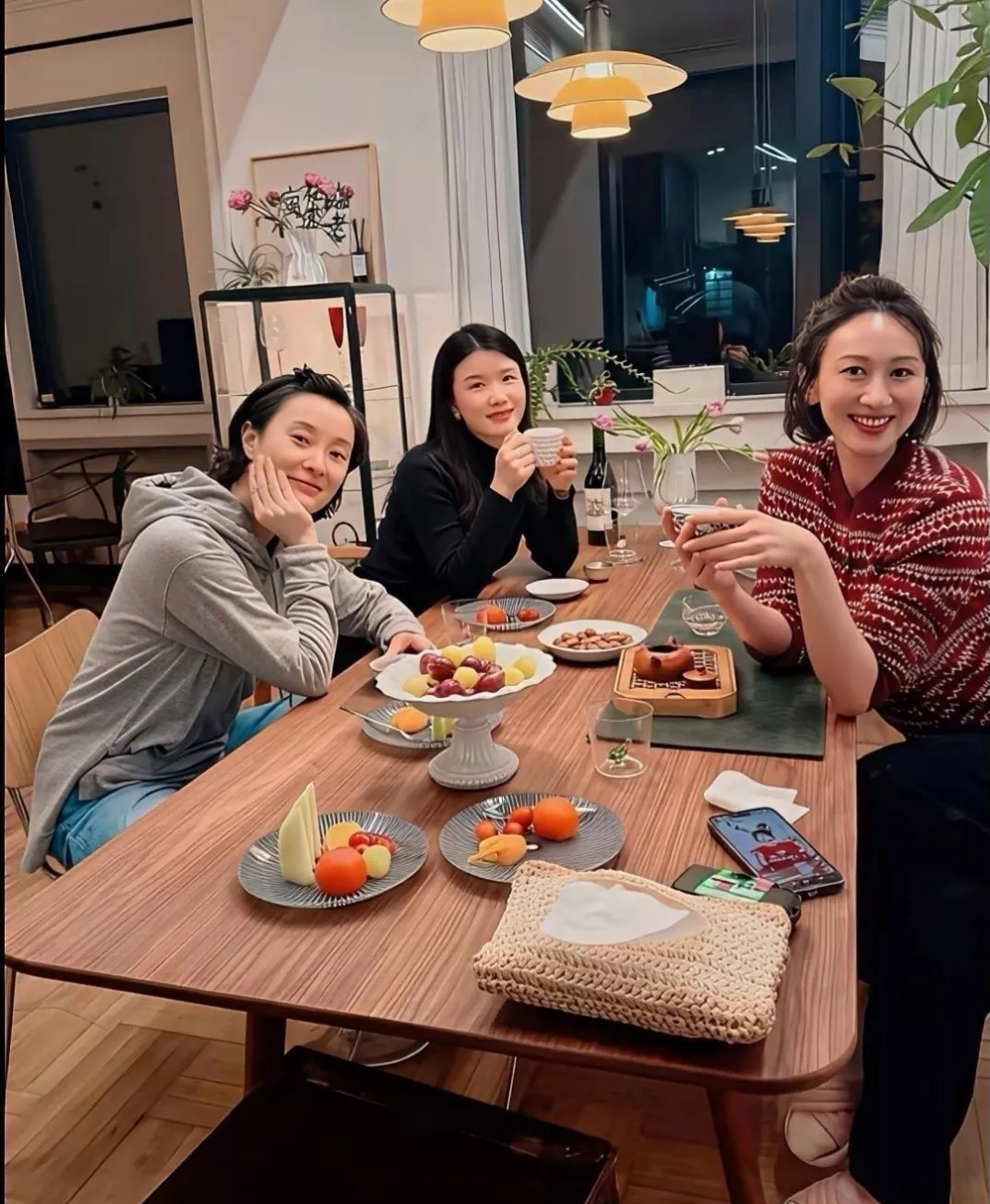 看吴越私下的聚会照，才发现她的小日子过得也太悠闲自在了。
一张好友小聚的生活抓拍流出，让大家看见了演员吴越台下最真实的模样。
没有华丽礼服、没有浓妆加持，只是简单的好友家宴，氛围感温柔又治愈。

屋内布置简约雅致，暖调灯光铺满整个空间，长桌上面摆满鲜果、茶点与酒水，处处透着细腻的生活品味。

几位女