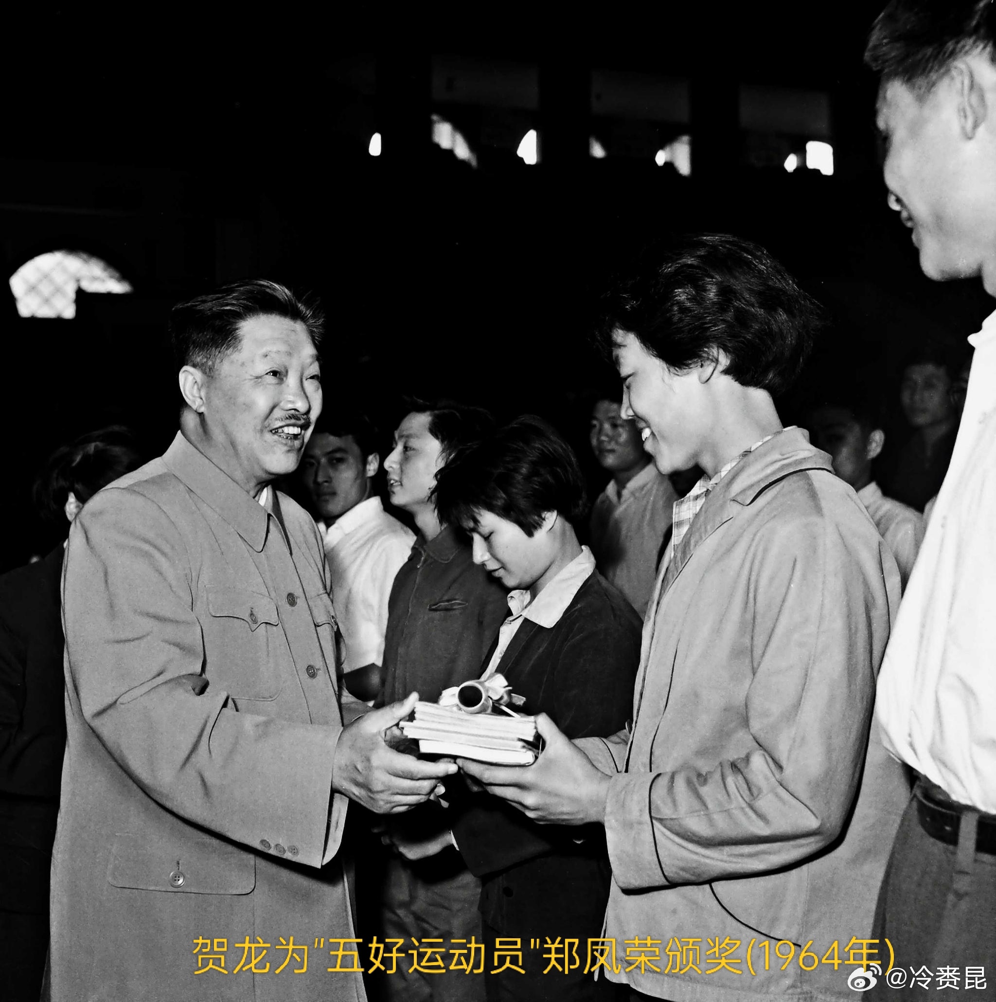 著名跳高名将郑凤荣于8月25日因病在北京世逝，享年89岁。1957年5月17日在北京先农坛体育场举行了北京田径运动会上以1.77米打破美国跳高运动员麦克-丹尼尔保持1.76的世界女子跳高纪录，她也是中国田径史上首位破世界纪录的中国运动员。两个月前影后在北京与朋友相聚时，遇见运动健将郑凤荣，真 ​