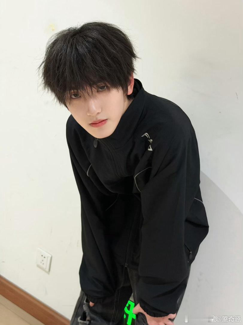 #左奇函[超话]##左奇函[超话]##左奇函[超话]# zqh 💙#左奇函未来可期#zqh💙#左奇函四代第一鼓手#zqh💙#左奇函四代第一rap担#zqh💙#左奇函 四代唯一甜酷ace#zqh💙#左奇函 反差萌rap担# 
那林俊杰的背对背拥抱是不是就是心心相印了
​