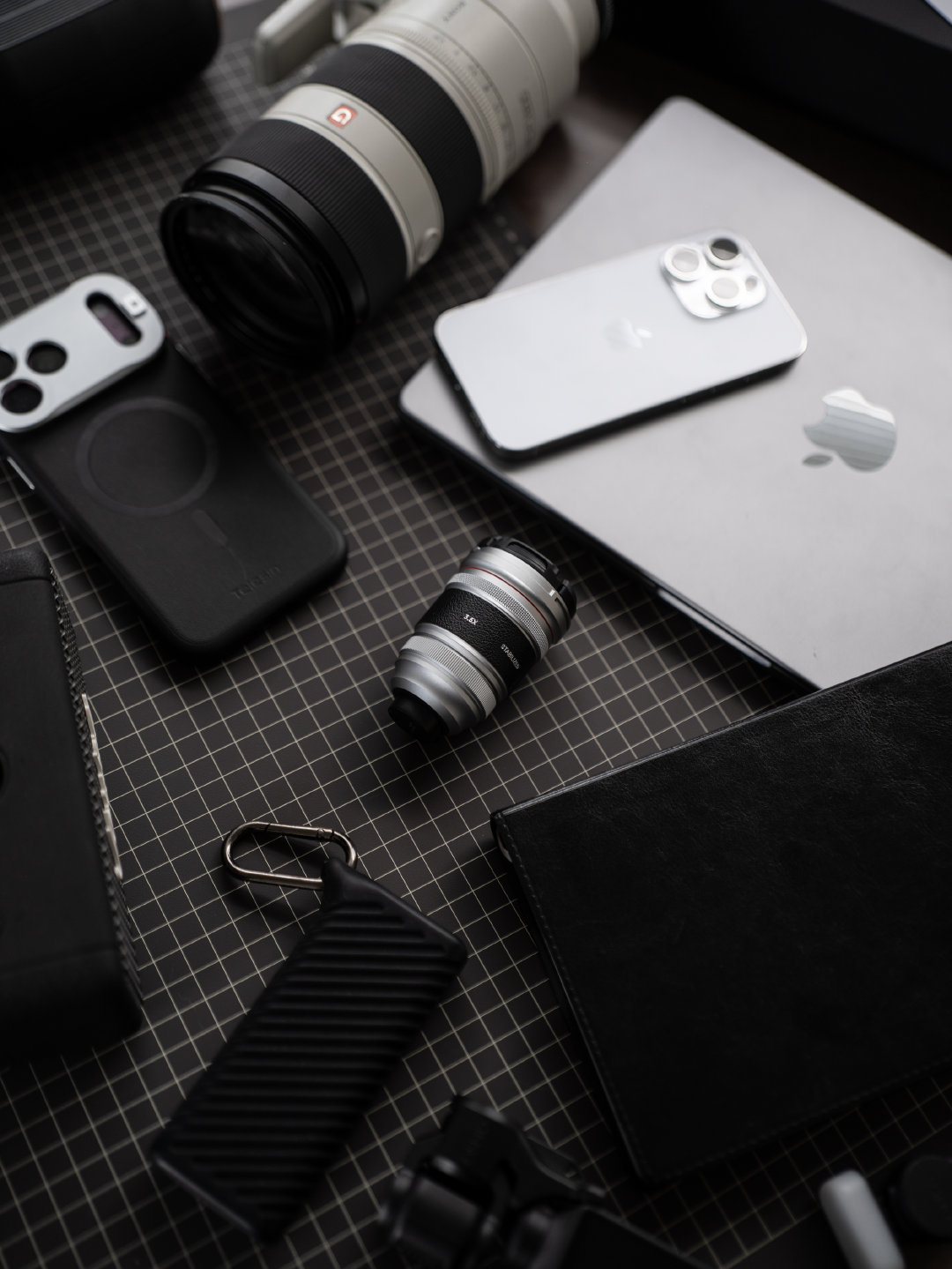 苹果 IPAA 金奖博主在微博上展示了iPhone18Pro 系列的外接摄像头。

这次难道苹果官方要做？还是 Sony for iPhone ？银色的小东西可以 3.5X，苹果长焦一直以来都有点一言难尽，但这次加上外挂之后，看看能不能有什么更出色的效果。 ​