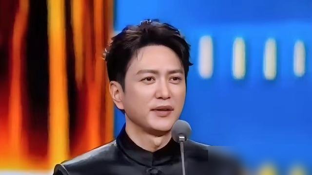 王仁君拿飞天视帝，全场最炸的不是奖杯，是他那段四分钟脱稿感言。
没提词器，没看手卡，愣是从角色聊到历史，句句落在点上。底下坐着的导演、老戏骨，全听愣了。
这人不走流量路子，演毛泽东前，先把史料啃了个遍。拍《浴血荣光》，光走路姿势就练了俩月。再看看他同学杨幂当年给他推第一部戏，起点不低，可人家硬是