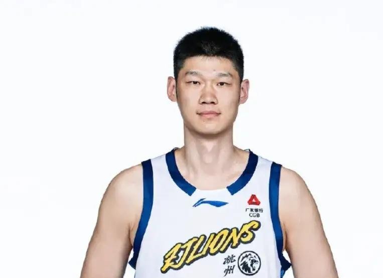 打完这几轮联赛，中国男篮要是明天就打世界杯，最能扛硬仗的12个人到底该选谁？
说白了，到了国际赛场上，没对抗、不敢投、不能防的，上去就是送分。
内线其实最好定。
周琦搭杨瀚森打轮换，一个负责在篮下兜底护框，另一个提上来策应做轴，体能刚好错开。胡金秋更是免检产品，吃饼、空切、二次进攻，球权不用多