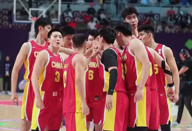 大调整！中国男篮亚运会首战打响！郭士强运气爆棚，带着球队剑指冠军

本届男篮共有12支球队，中国队和菲律宾、巴林、哈萨克斯坦同在C组。

小组赛出线，看的不只是小组排名，三个小组前两名，加上成绩最好的两个小组第三，才能组成八强。这样一中国队小组赛的压力确实没那么大，可真正难打的，从来不是纸面上的分组