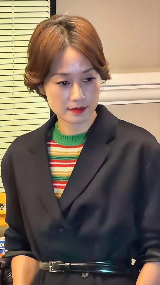 马伊琍最近一身黑大衣配彩色内搭亮相，惹得网上吐槽声一片，不少人直呼这身打扮简直是灾难。
大家早就习惯了女明星在镜头前勒紧腰带、争奇斗艳，生怕有一处褶子被挑剔。
可马伊琍偏偏逆着来。
那件大衣剪裁板正，质感其实相当扎实，里面的彩色条纹撞得也很有讲究。大家觉得别扭，无非是因为它不够“女明星”，没有