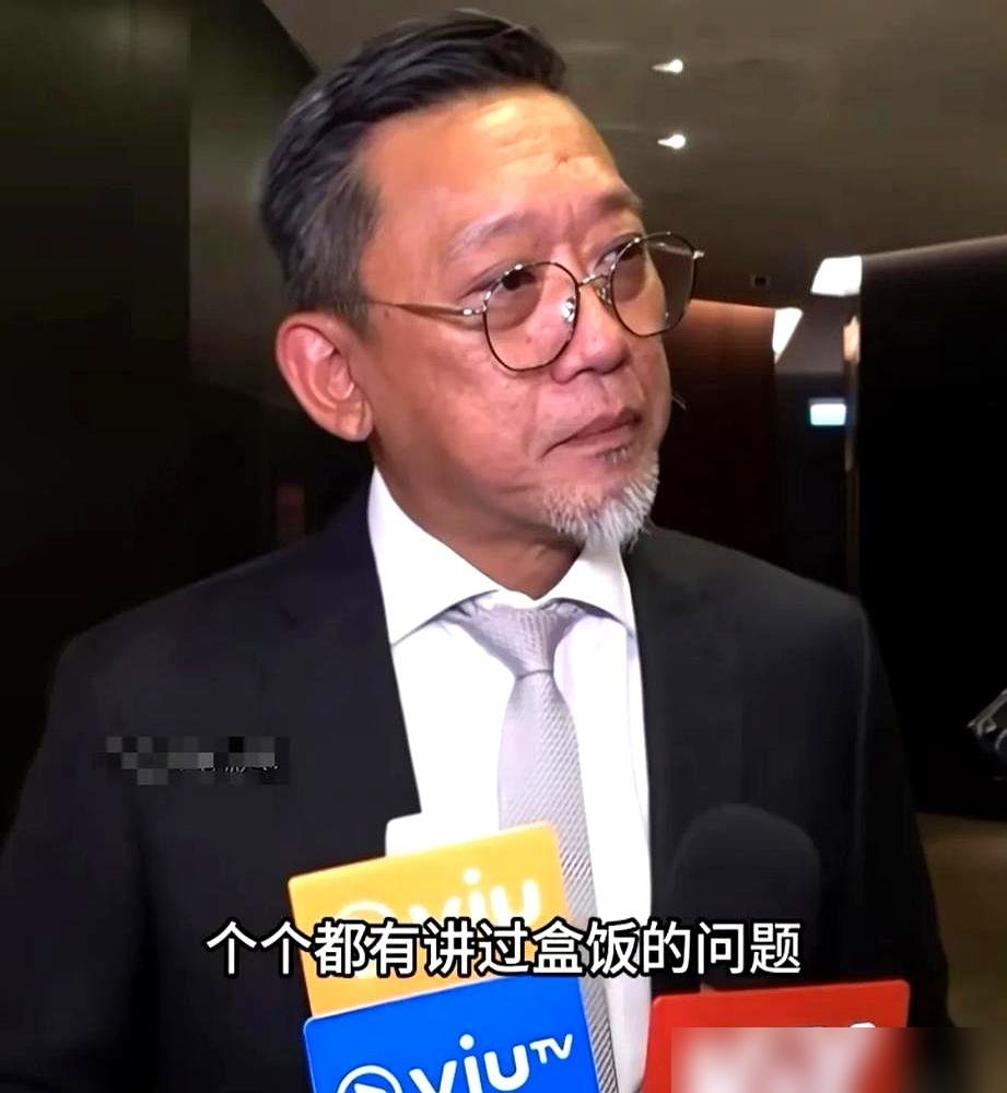 吴彦祖吐槽剧组盒饭难吃，结果导演对着镜头说挺好吃的，我天天吃。”
最绝的是记者顺嘴追问了一句：“那您今天具体吃了什么菜？”
上一秒还满脸享受的导演，当场卡壳，眨巴着眼睛半天挤不出一个菜名来。
为了回港拍《九龙城寨》新片，吴彦祖特意剃了光头、蓄起络腮胡，脾气还是一如既往的较真。前阵子赛车场出事故