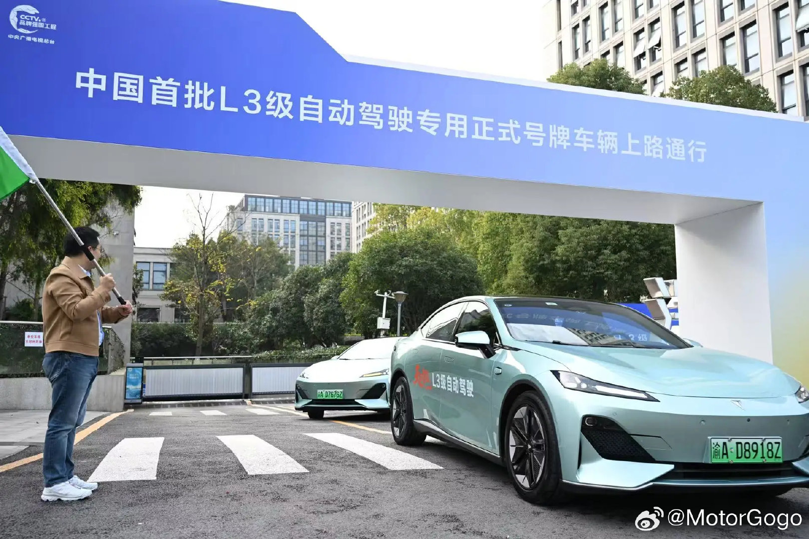 #目前我国只批准两款L3车型# 
目前批准的两款 L3 车型分别是深蓝 SL03 和极狐阿尔法 S6，这两台车是测试性质，并不是面向 C 端用户可购买的。

L3 的准入最早在明年，最晚在后年我估计应该就会放宽，结合昨天「小蓝灯」的征求意见高，届时 L3 的法规就会更加规范。

#大v聊车# ​