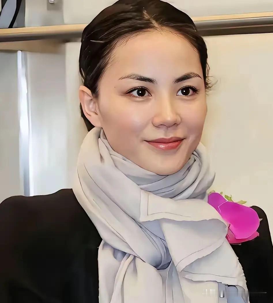 王菲的沉默，打了谁的脸

李敖当年扔下一句话：王菲高冷是因为肚子里没墨水，说白了就是个“愚妇”。这话搁今天照样能吵翻天。网友回得也妙：她知道自己没墨水，也知道闭嘴，这就不错了。关键看跟谁比，他前妻胡茵梦往那一站，有几个女人不是“愚妇”？

李敖骂王菲，骂的其实不是王菲。他骂的是那种不跟他玩知识游戏的
