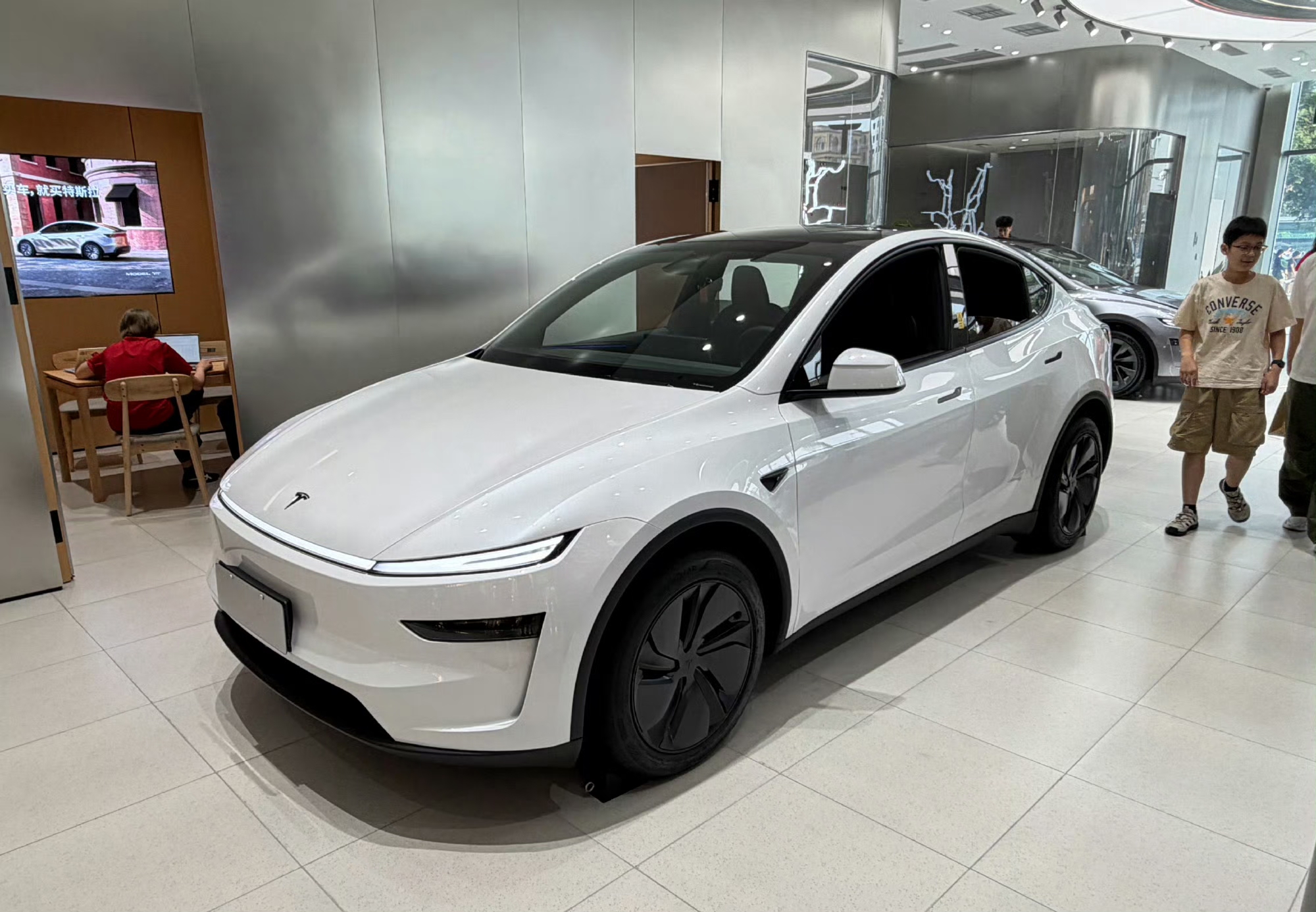 逛商场路过特斯拉又进来看了看Model Y，几个感受：
1、简单 干净 准确，这个就是最基本的标准答案（屏幕换挡除外）
2、丰田这几年肯定没少研究特斯拉，在新一代车型上，比如雷克萨斯ES300h，能看到多特斯拉的影子。【来自懂车帝车友圈】