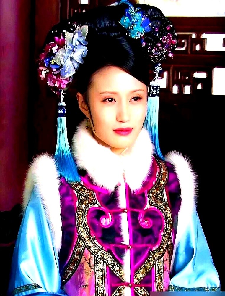 郑晓龙把剧本递过去，对方连翻都没翻，硬生生把华妃丢了。

蒋欣抓起桌上的酸黄瓜往嘴里猛塞，干呕得眼泪直流。就这一场即兴加戏，郑晓龙当场拍板定下她。

谁能想到这角色本来是万美汐的。她仗着认识制片人，觉得这大饼跑不了，试镜一拖再拖。等她慢悠悠晃到片场，剧组早换人了，最后只捡了个边角料欣贵人。

老天爷