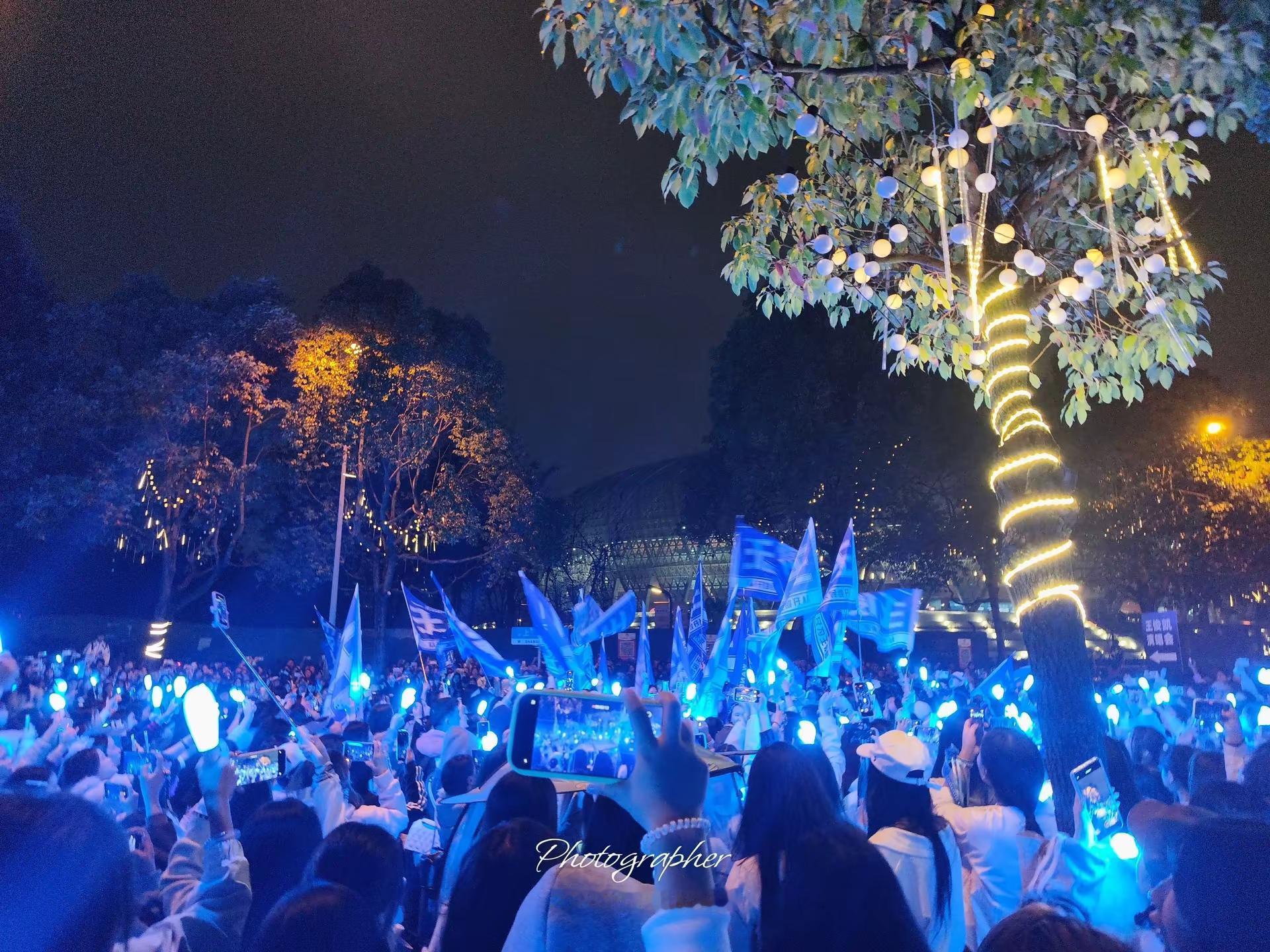 怎么会不遗憾呢？ 期待了好久的演唱会，今天没能到现场。刷着大家的返图，看着舞台上发光的他，心里空空的。王俊凯，你能体谅我有雨天吗？全世界最好的王俊凯 王俊凯演唱会