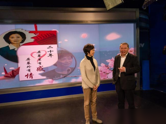 央视那么多人精，凭啥都管敬一丹叫声大姐？孙玉胜一句话点破了。
不是因为她岁数大，是她真把事办到了。水均益说当年他们几个野路子进《东方时空》，敬一丹早就是齐越的高足，奖拿了一堆。可人家没架子，反而特别谦卑，特别好学。
白岩松用《道德经》说她：利而不害，为而不争。孙玉胜的评价更实在：温和，但说出的话