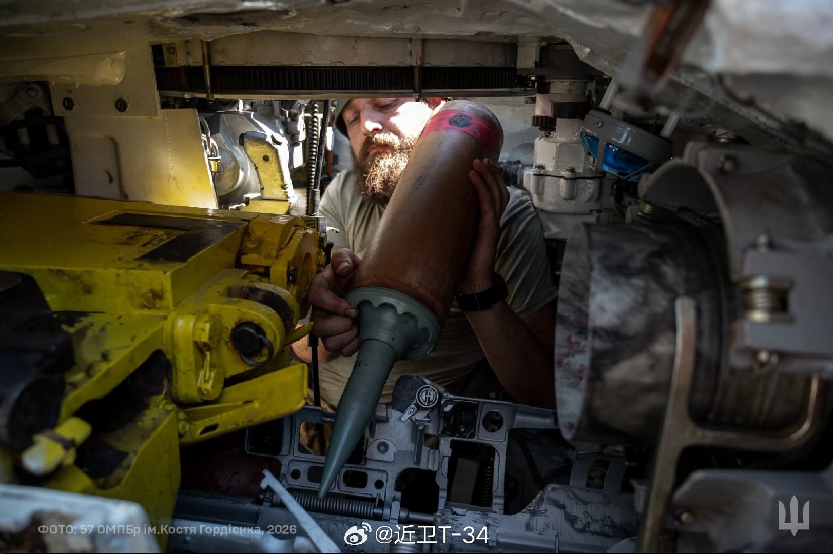 乌军第57独立机械化旅坦克营的T-6XBM“Булат”进行射击训练。

车组使用的是老式3БМ22 125毫米尾翼稳定脱壳穿甲弹，弹芯为钨合金材料 [照片4]。#烽火问鼎计划##俄乌冲突# ​​​​