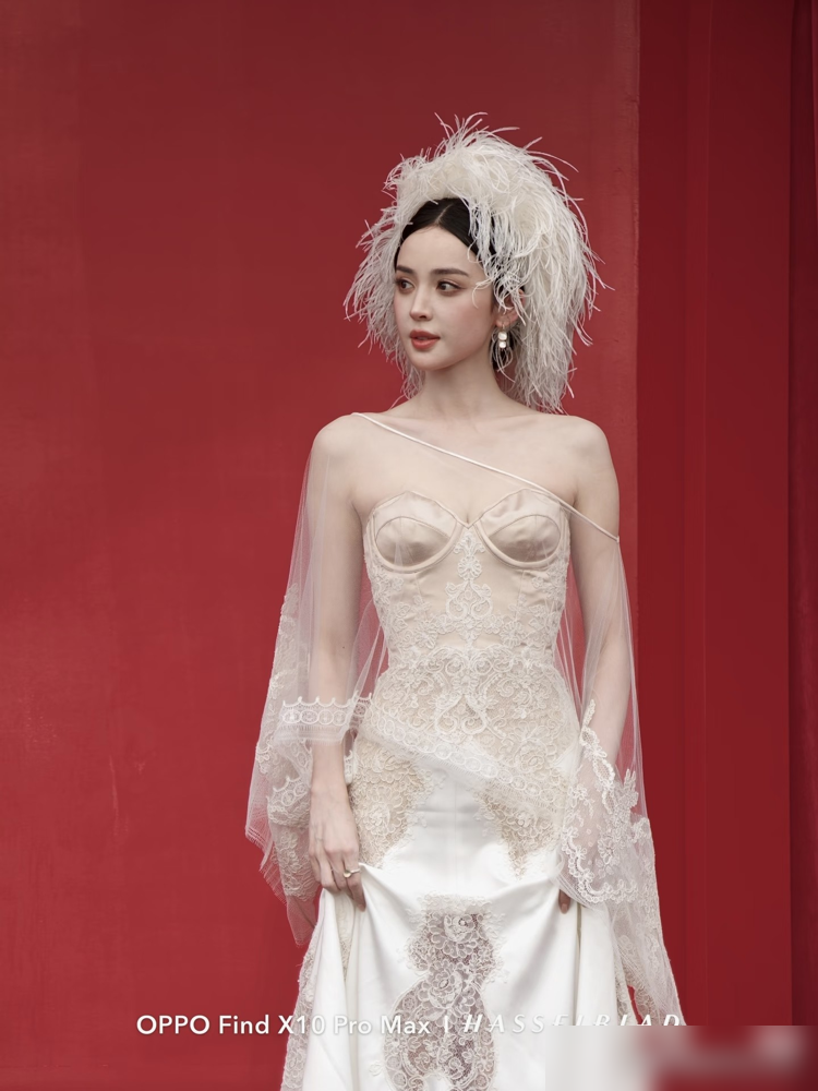 娜扎这腋下，直接被勒出两道印子，生图全网疯传。
芭莎红毯，她穿条白色斜肩抹胸裙，修身到像焊在身上。一抬手打招呼，副乳被挤得明明白白。原相机怼脸拍，截图瞬间刷屏。
有人骂造型师，说她这么瘦都能挤出副乳，这裙子得紧成什么样。也有人翻出同场李一桐、宋妍霏的露肤造型，说红毯早变成谁更敢穿的战场。
娜扎