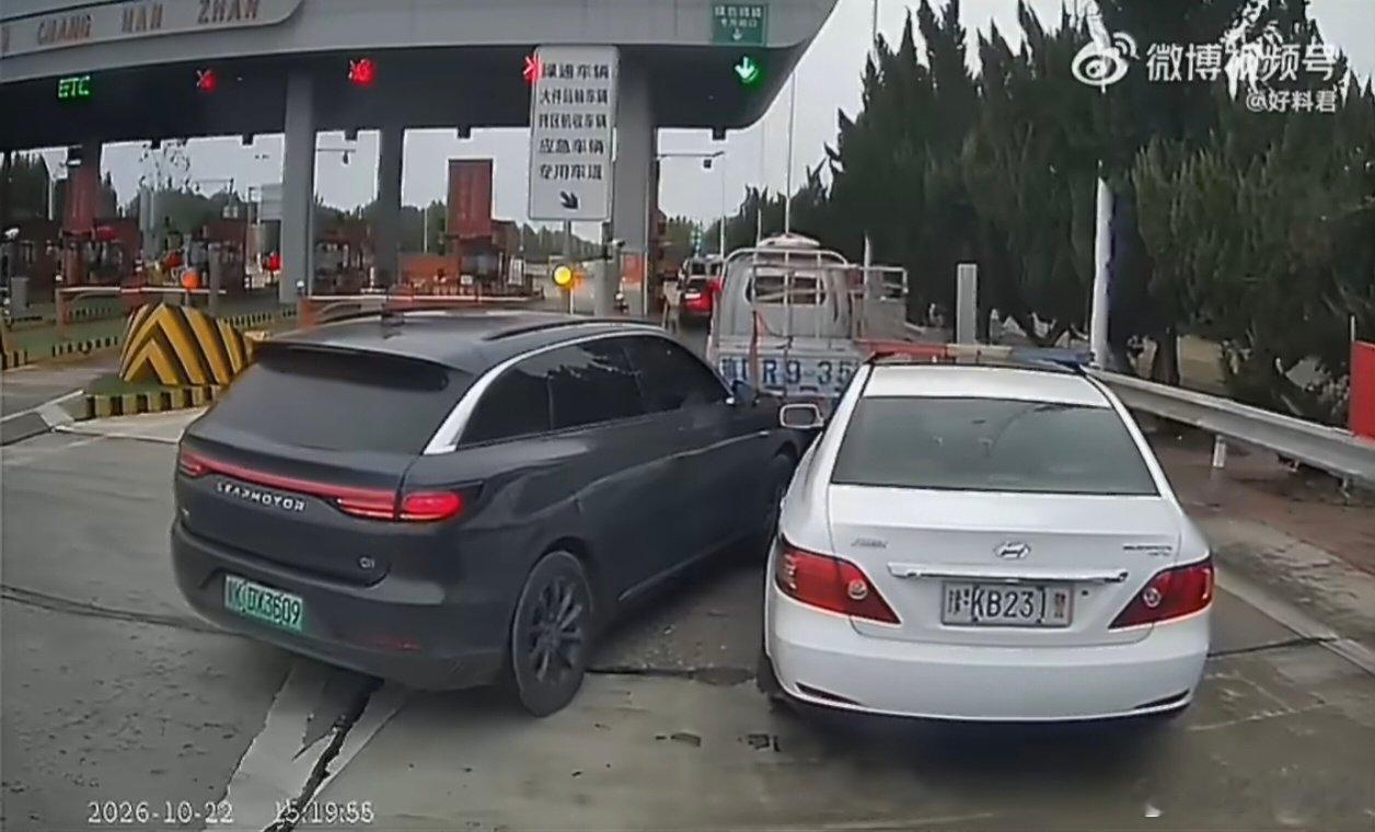 虽然...但是...强行加塞警车的这辆是零跑啊，不要瞄一眼就说是理想~[doge] ​