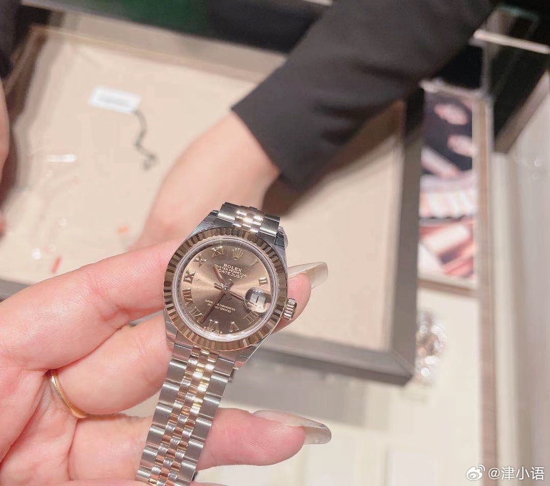 夫妻花67.3万买劳力士店员报警花几十万选购名表本是消费行为，没想到店员直接报警。不少网友感慨奢侈品店员的风险敏感度拉满。普通人很难想到，一笔看似正常的大额买表交易，资金或许藏着猫腻。做生意保持警惕，守住资金核查这一关，既能规避商家风险，也能防止赃款流通。 ​​​
