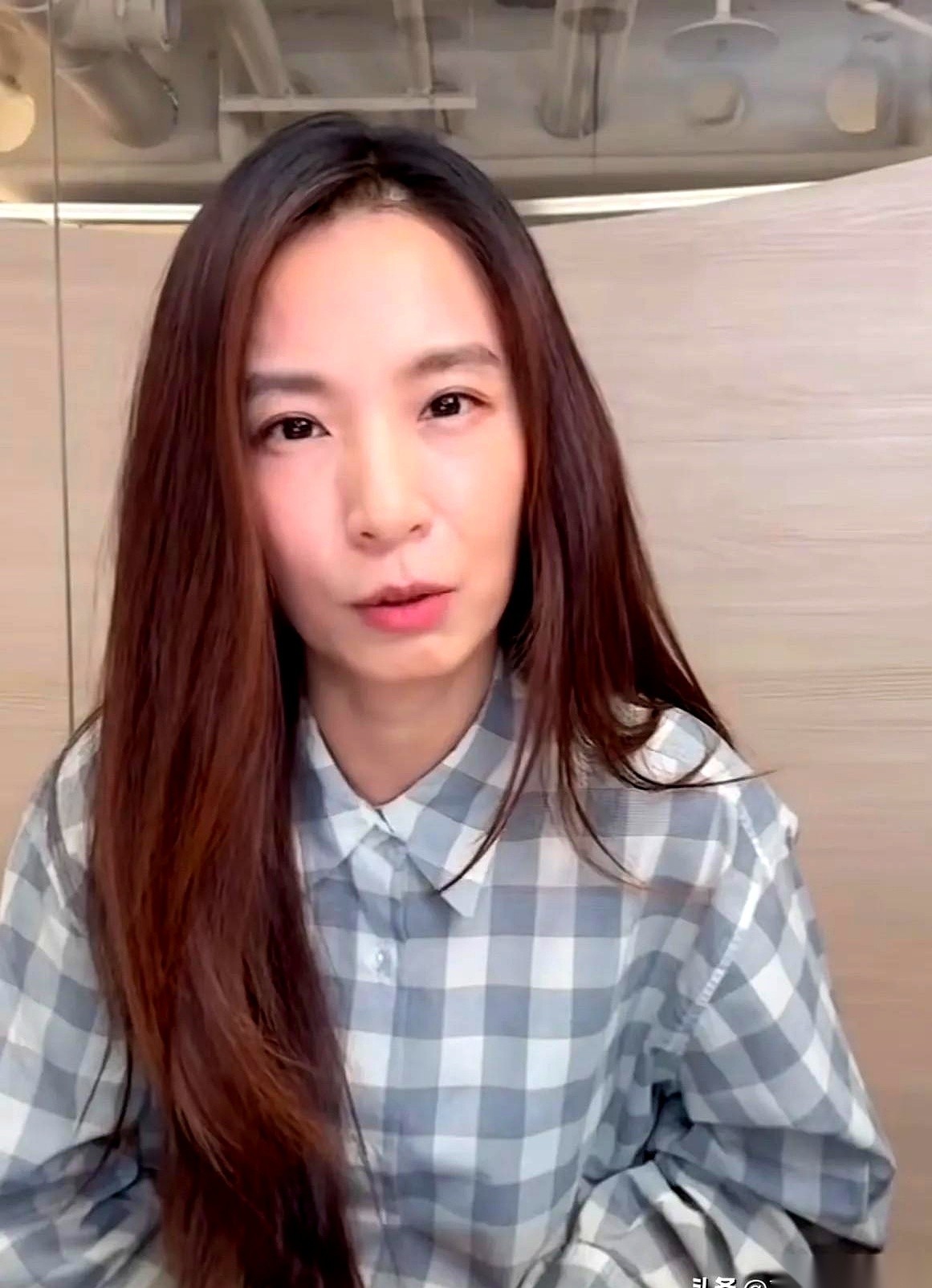 田馥甄在直播间和网友聊天，公屏上突然刷出一条明晃晃的弹幕：“把衬衫第一个扣子解开。”
她扫了一眼屏幕，脸上看不出恼火，反而顺着话头接了一句：“打赏要是到位，解到肚脐眼都行。”
公屏瞬间被满屏的“哈哈哈哈”和礼物特效淹没，起哄声把评论区顶得飞快。
她坐在刺眼的白色补光灯前，伸手扯了扯整齐的衬衫领口，原