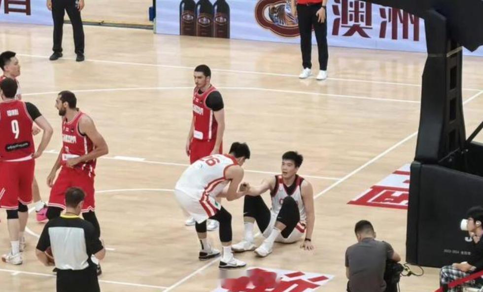   25日晚，中国男篮在海口举行的2026年国际团结杯邀请赛中，以...