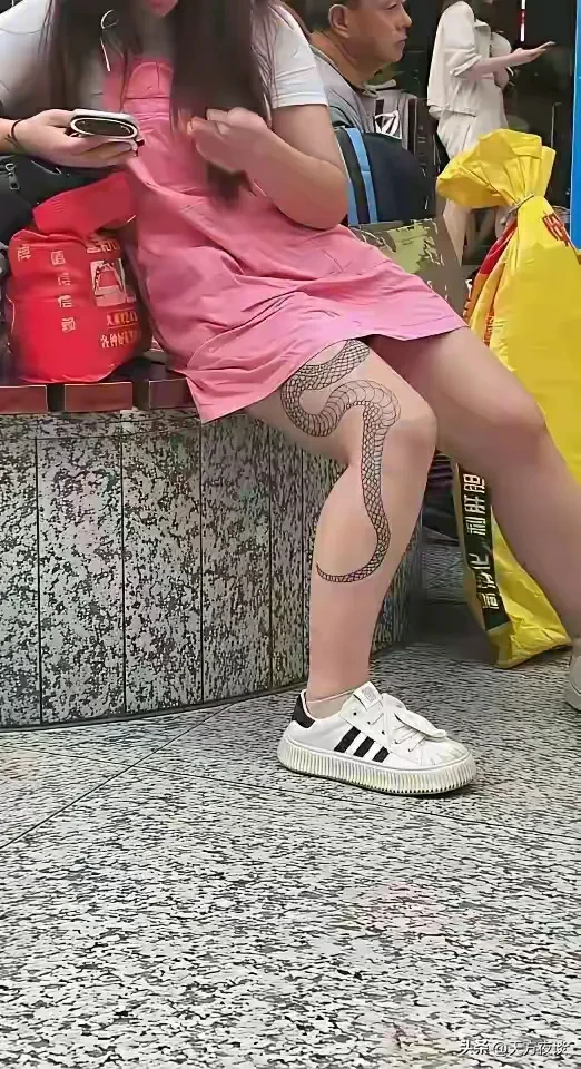 美女胆子好大，大腿上纹这么长一条长虫，难道她不害怕吗？    大家来看...