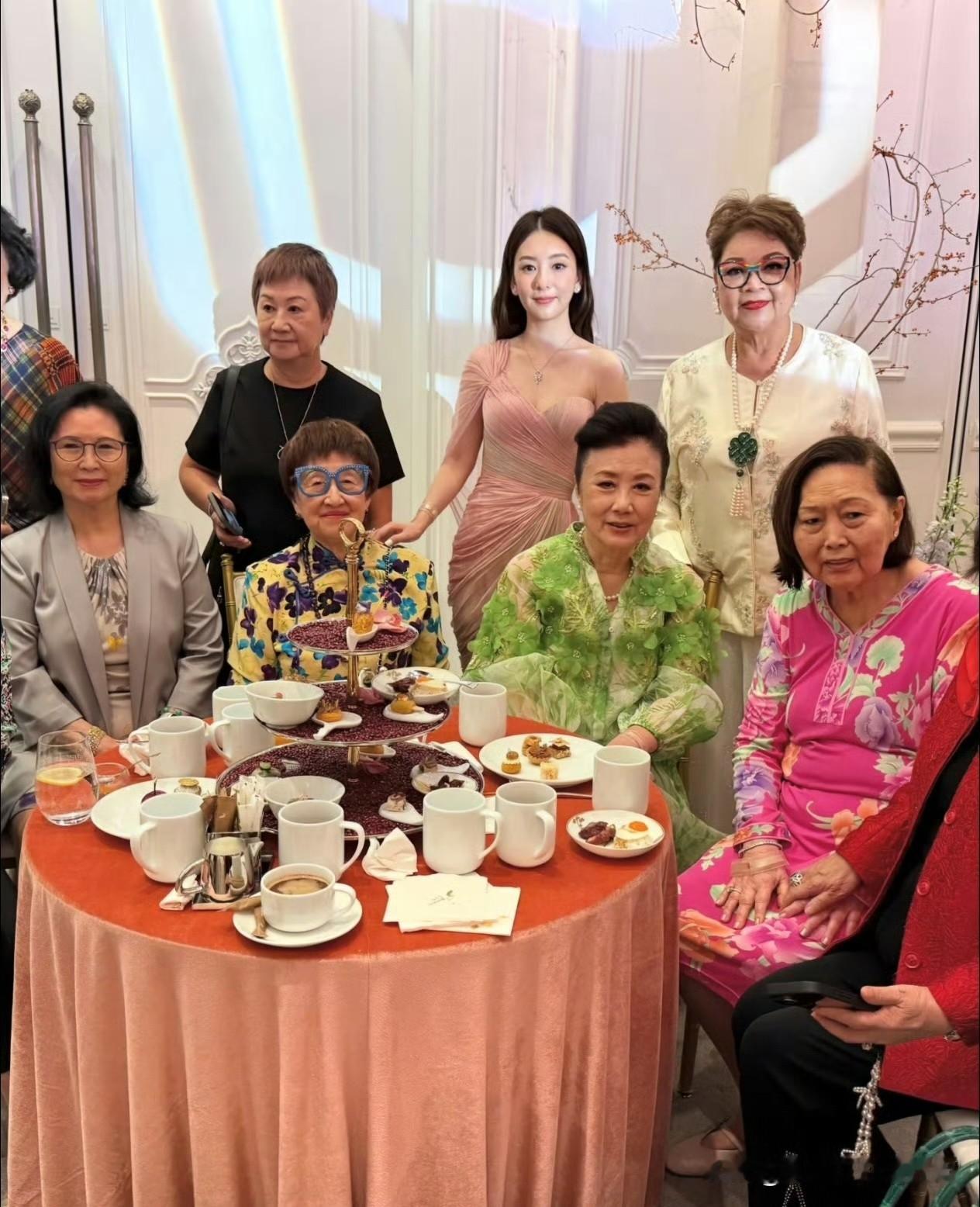 郭富城的妻子方媛，安徽芜湖人 ，漂亮，乖巧，文静，顾家，从普通平面模特到天王嫂到大网红，方媛一路走来，有鲜花有掌声，也有一些很不友好的声音，说方媛土气，撑不起场面，没生出儿子，只能看老公的脸色……

方媛是一个很有智慧的人，她懒得理会闲言碎语，用心打理家庭的同时，自己的小事业也蒸蒸日上！

方媛这次
